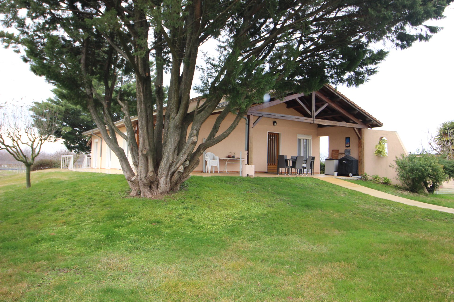 Maison de plain-pied avec 4 chambres + bureau sur environ 2
