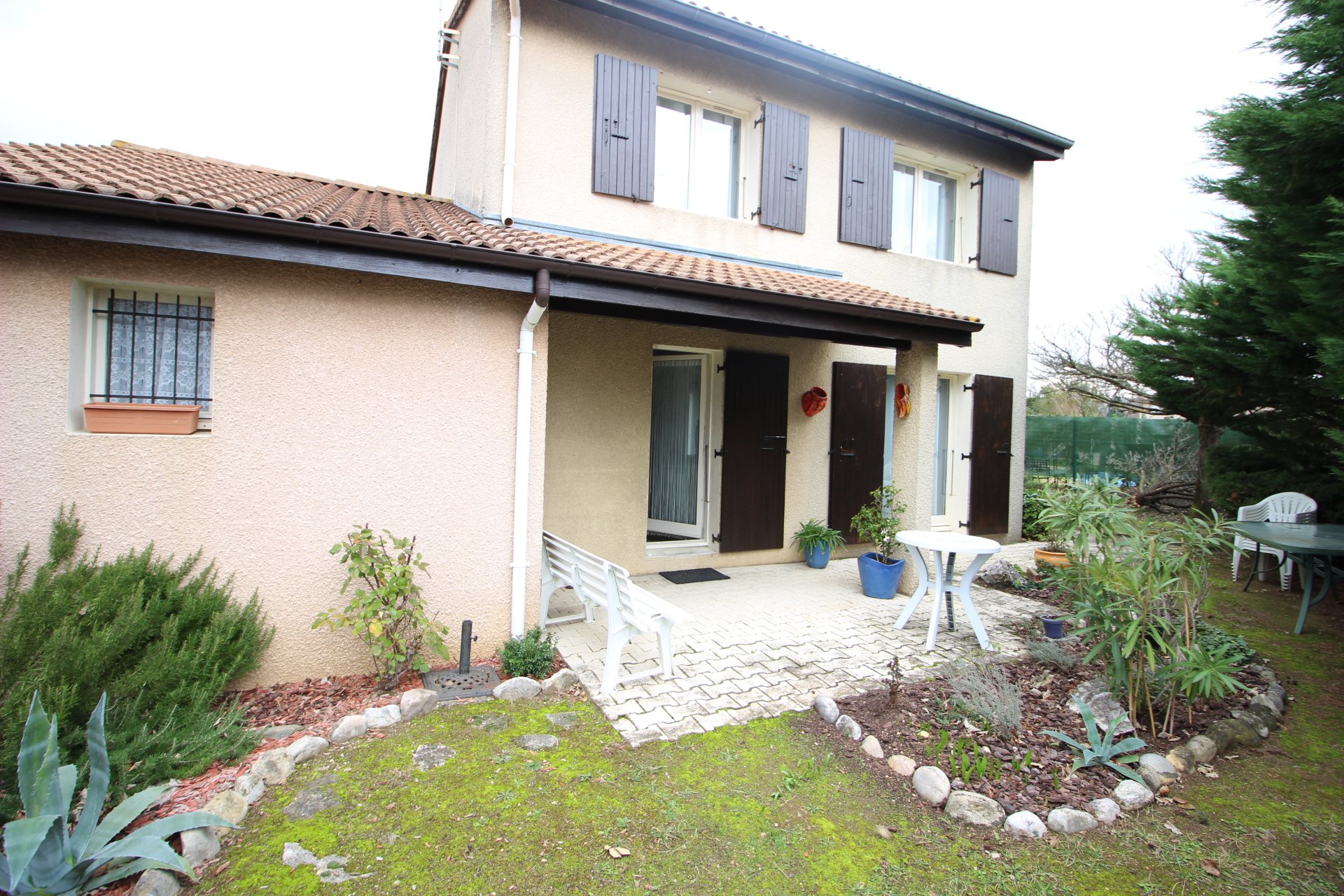 Maison environ 80 m2 avec 3 chambres et terrain