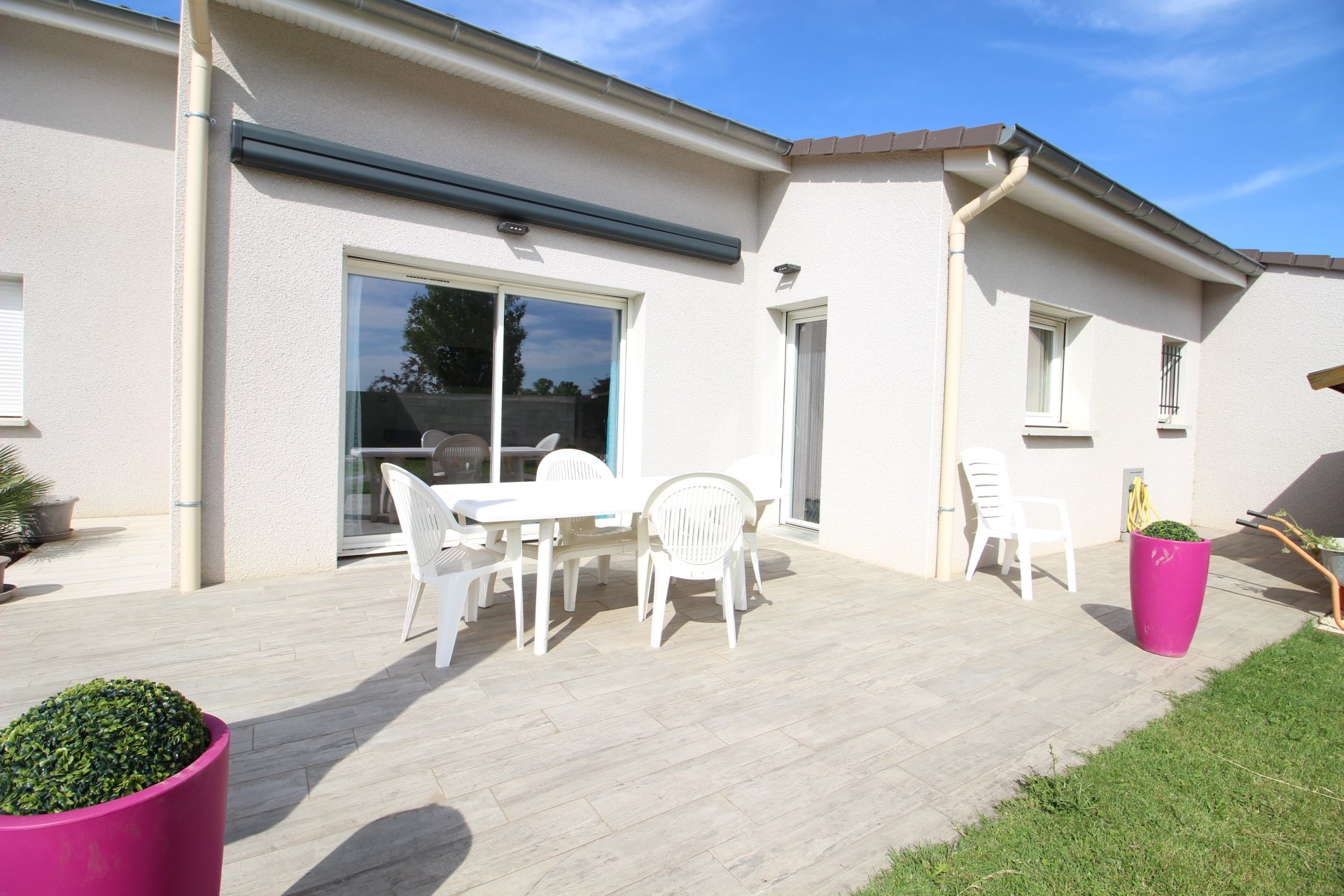 15 mn VCE Villa récente plain-pied + 3 chambres + terrain à