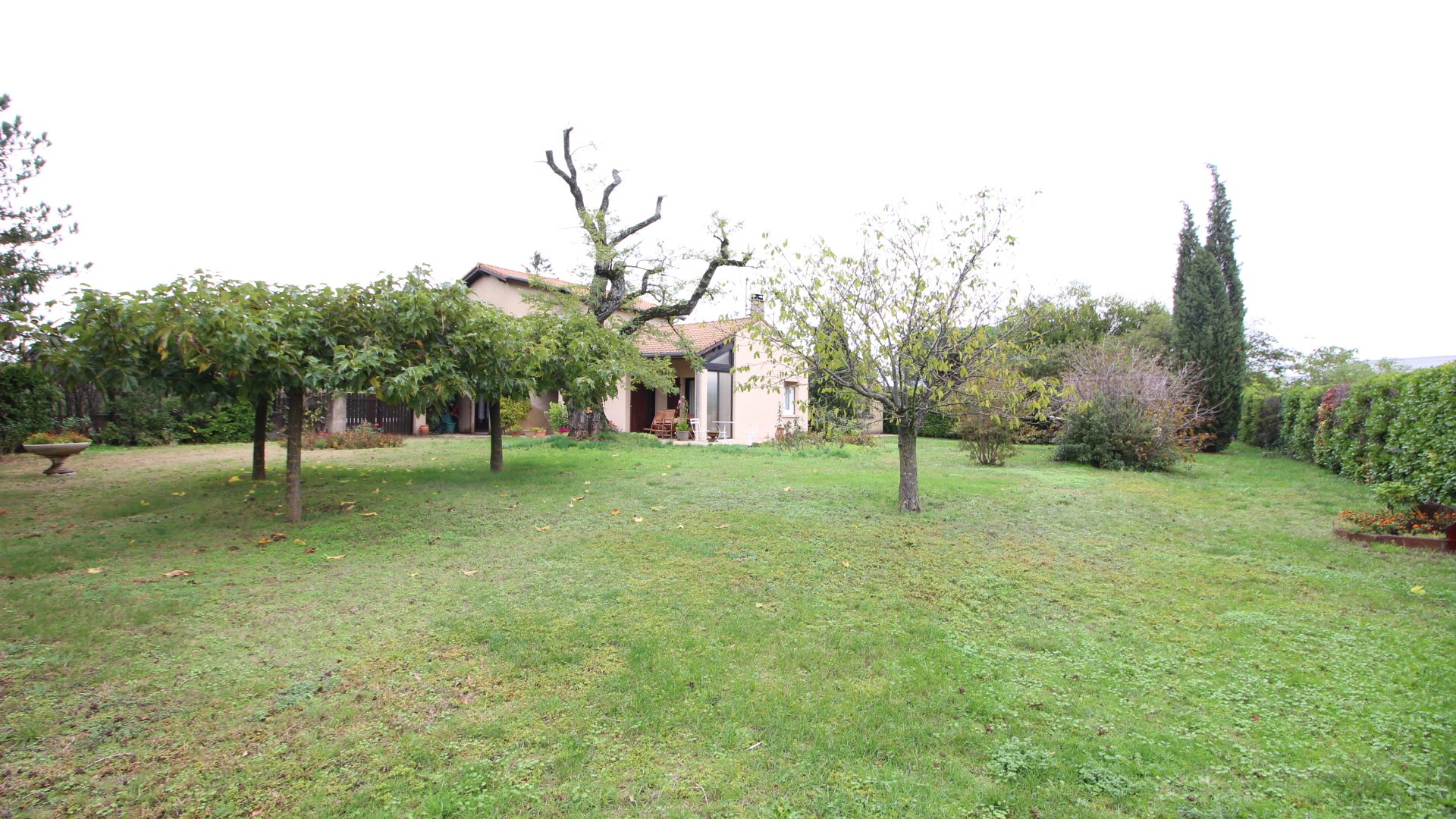 Maison située à Bourg les Valence avec environ 2 000 m2 de t