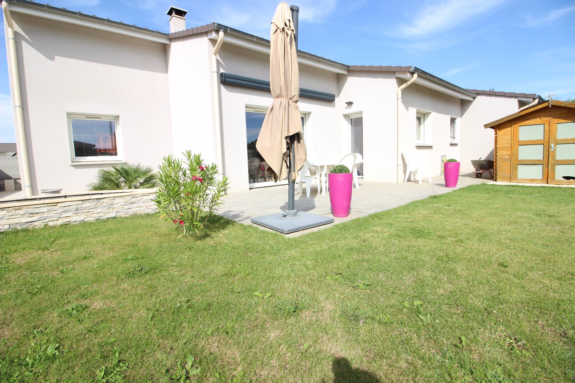 15 mn VCE Villa récente plain-pied + 3 chambres + terrain à