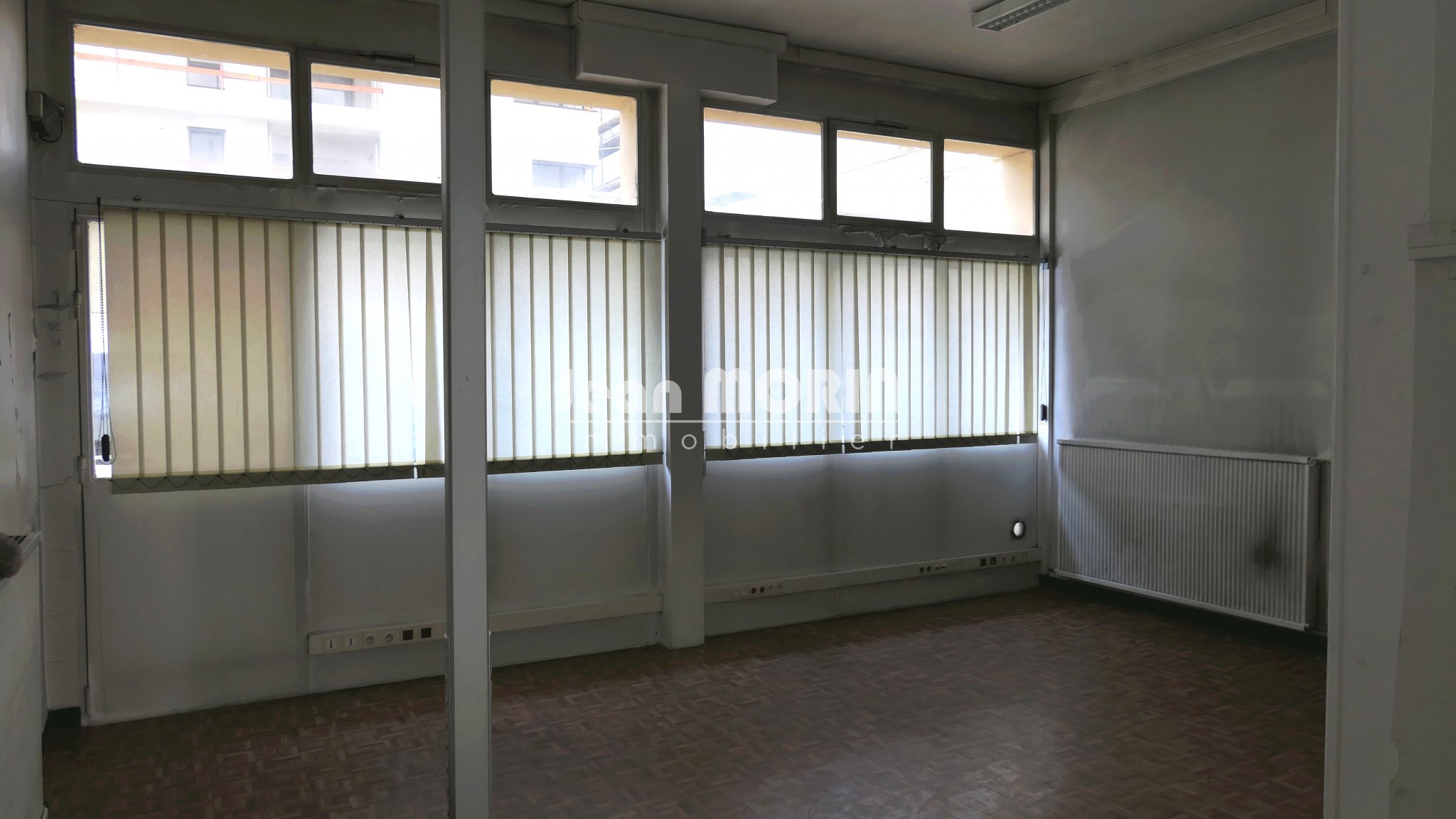 Local commercial de 60 m2 et un appartement de 26 m2
