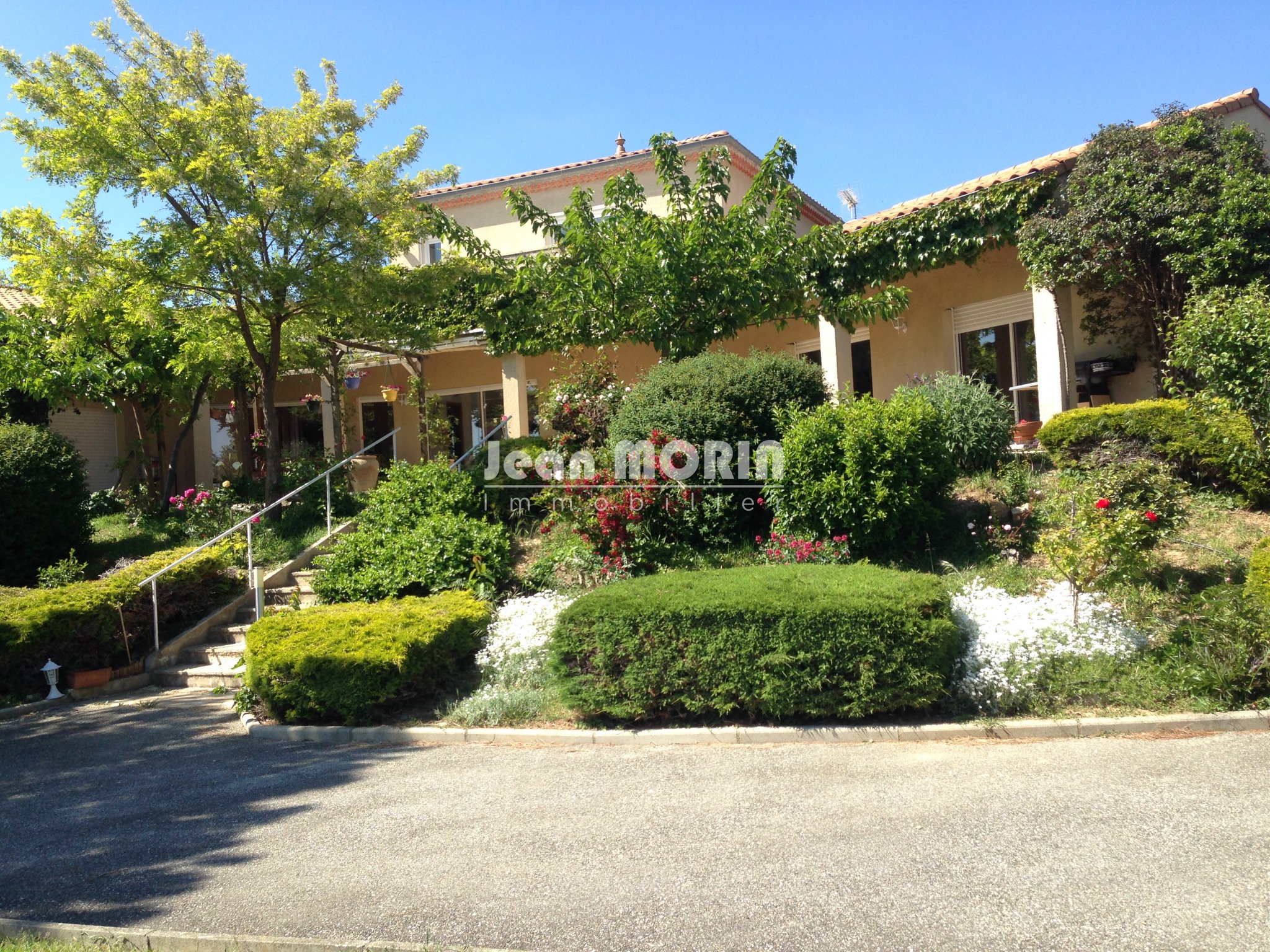 EXCLUSIVITÉ - Villa d'environ 250 m2 sur 3 300 m2 de terrain
