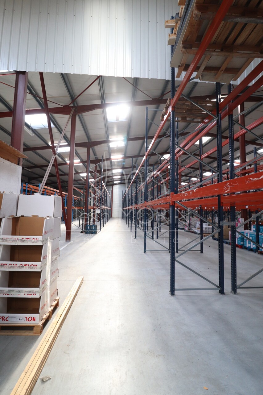 Location bâtiment industriel de 2 885 m² - 3,50  HT par m² par mois proche de MONTELIMAR